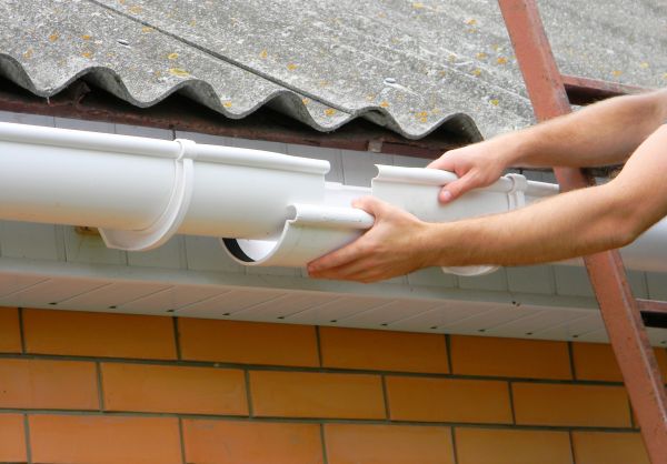 Gutter Hanging in Logan